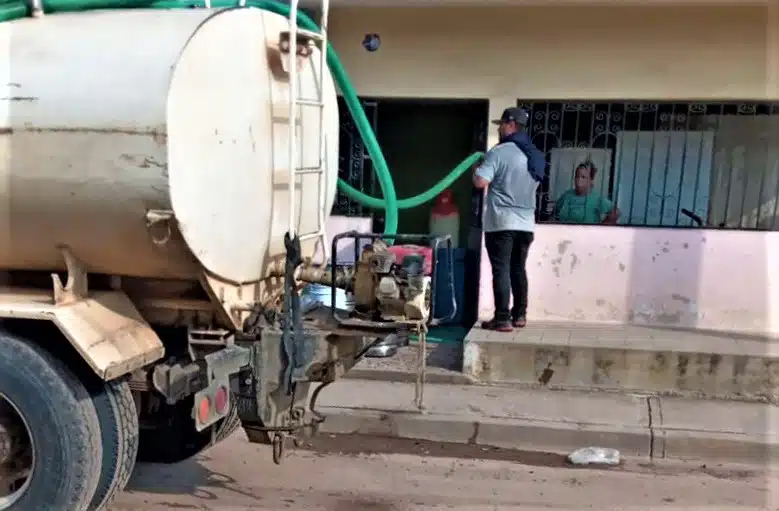 Abastecimiento en agua potable en El Walamo con pipas