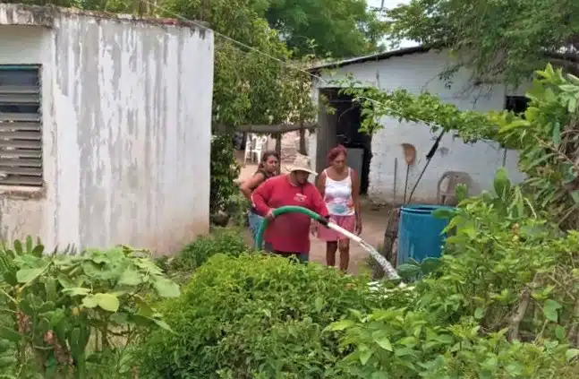 Abastecimiento en agua potable en El Walamo con pipas