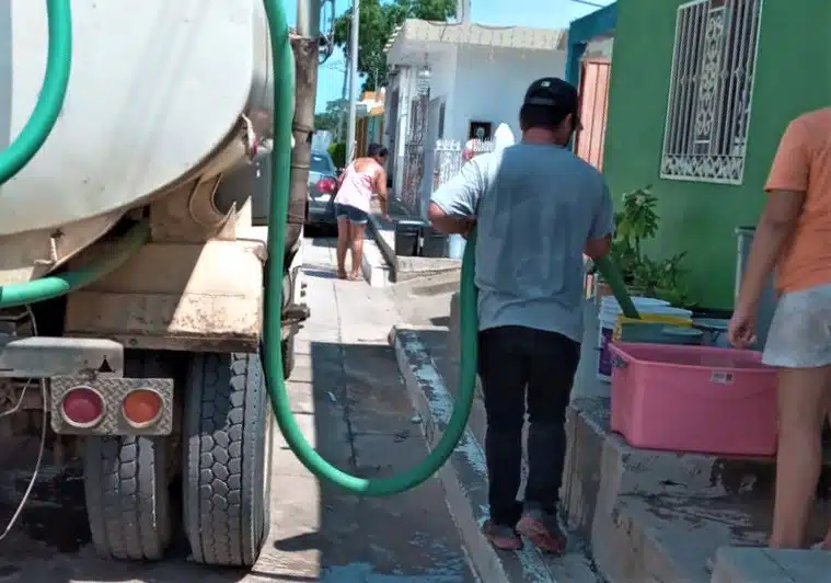 Abastecimiento en agua potable en El Walamo con pipas