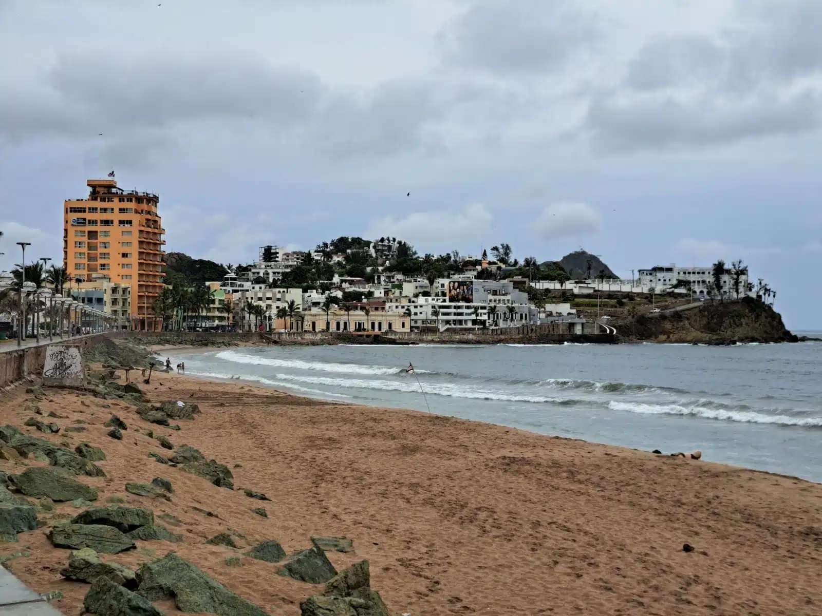 Playa con cielo nublado en Mazatlán