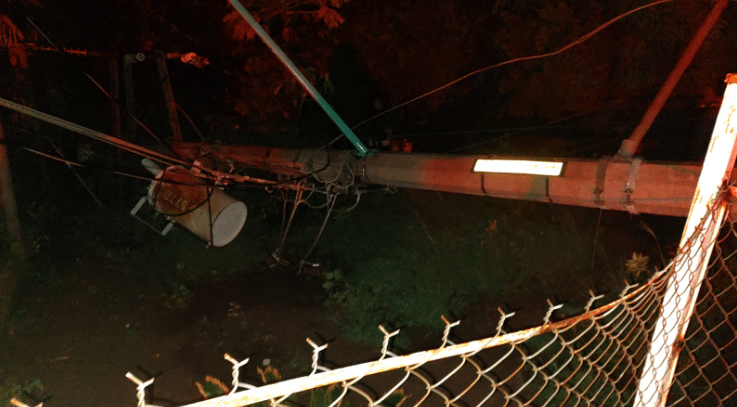 Lluvia causa caída de postes, árboles y deja sin energía eléctrica a varios poblados en Angostura
