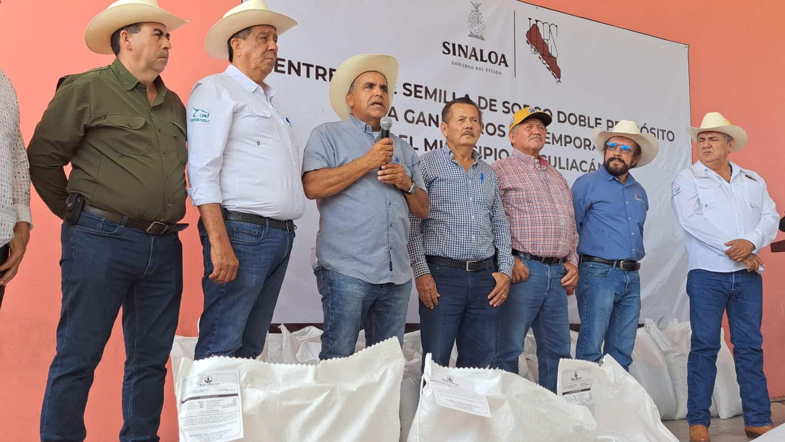 Productores durante la entrega de semilla de sorgo de doble propósito