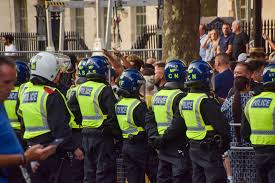 Protestas por asesinato de tres menores en Liverpool dejan más de 100 detenidos