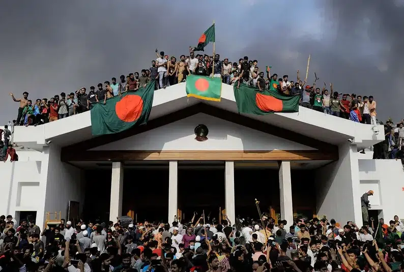 Primera ministra de Bangladesh renuncia al cargo y abandona el país tras violentas protestas