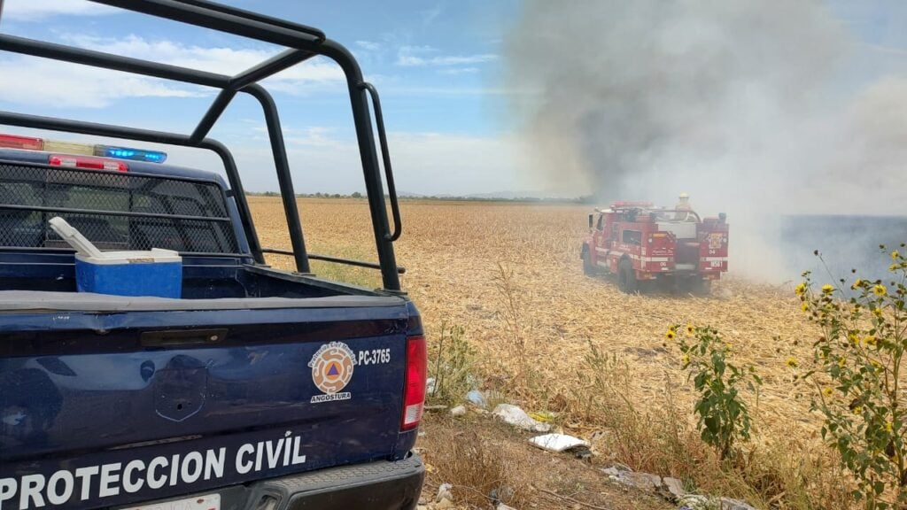 Presencia de Protección Civil de Angostura en el lugar del incendio por quema de soca