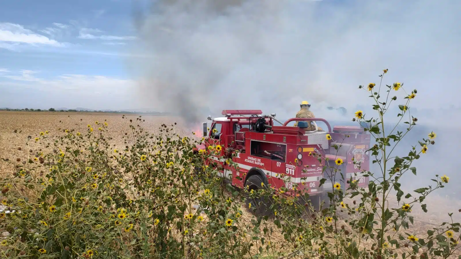 Bomberos combatiendo un incendio por quema de soca en Angostura