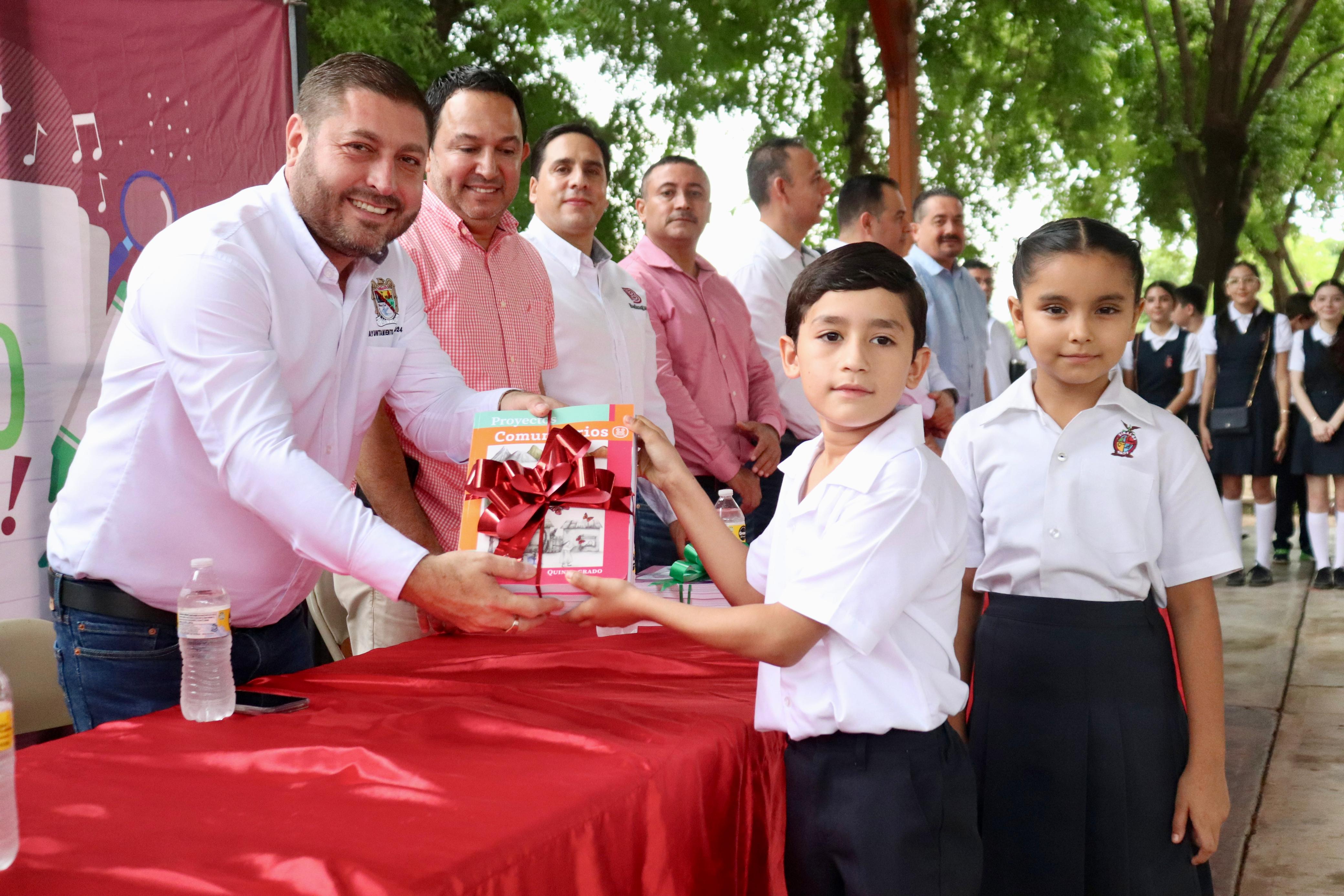 Alcalde José Paz López entregando los libros de texto gratuitos a los alumnos de la primaria “Natalia de Jesús Payán López” en el inicio del ciclo escolar 2024-2025