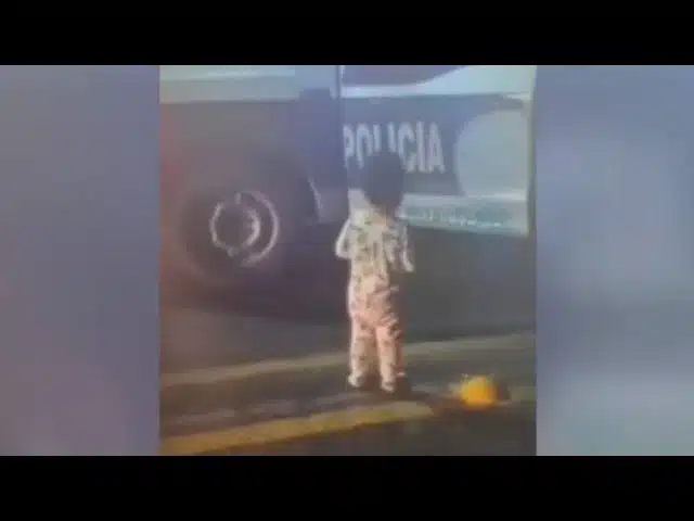 Rescatan a niño de dos años deambulando en carretera de Puebla