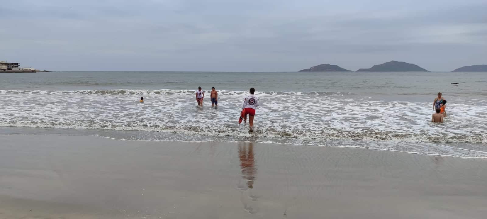 Elementos del Escuadrón Acuático durante rescate de turistas en una playa de Mazatlán