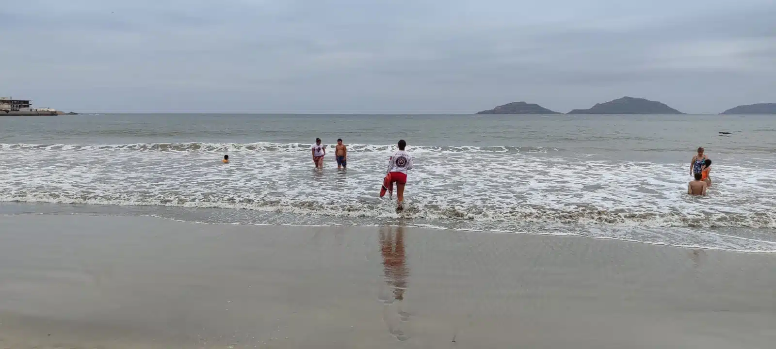 Elementos del Escuadrón Acuático durante rescate de turistas en una playa de Mazatlán