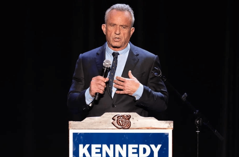 Robert F. Kennedy Jr. suspende su campaña electoral en EU y anuncia apoyo a Donald Trump