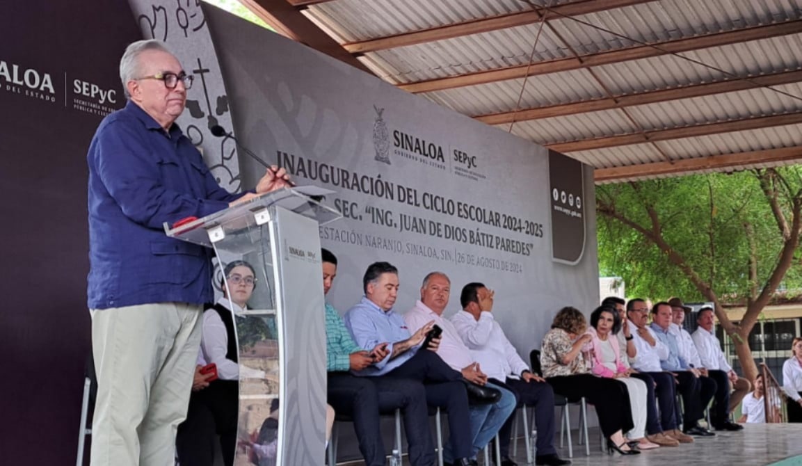 Gobernador de Sinaloa, Rubén Rocha Moya en escuela primaria
