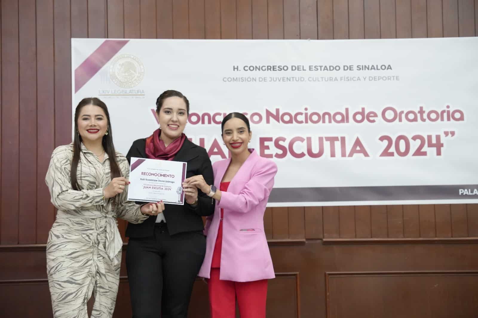 Rubí Guadalupe Osuna Lizárraga recibe premio