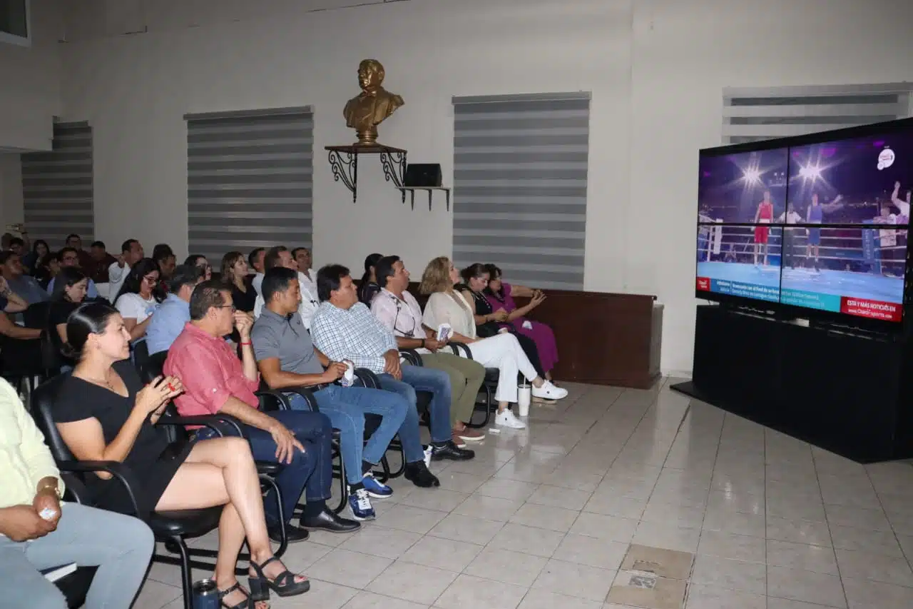 Con palomitas de maíz las autoridades disfrutaron de la pelea de Marco Verde en los Juegos Olímpicos