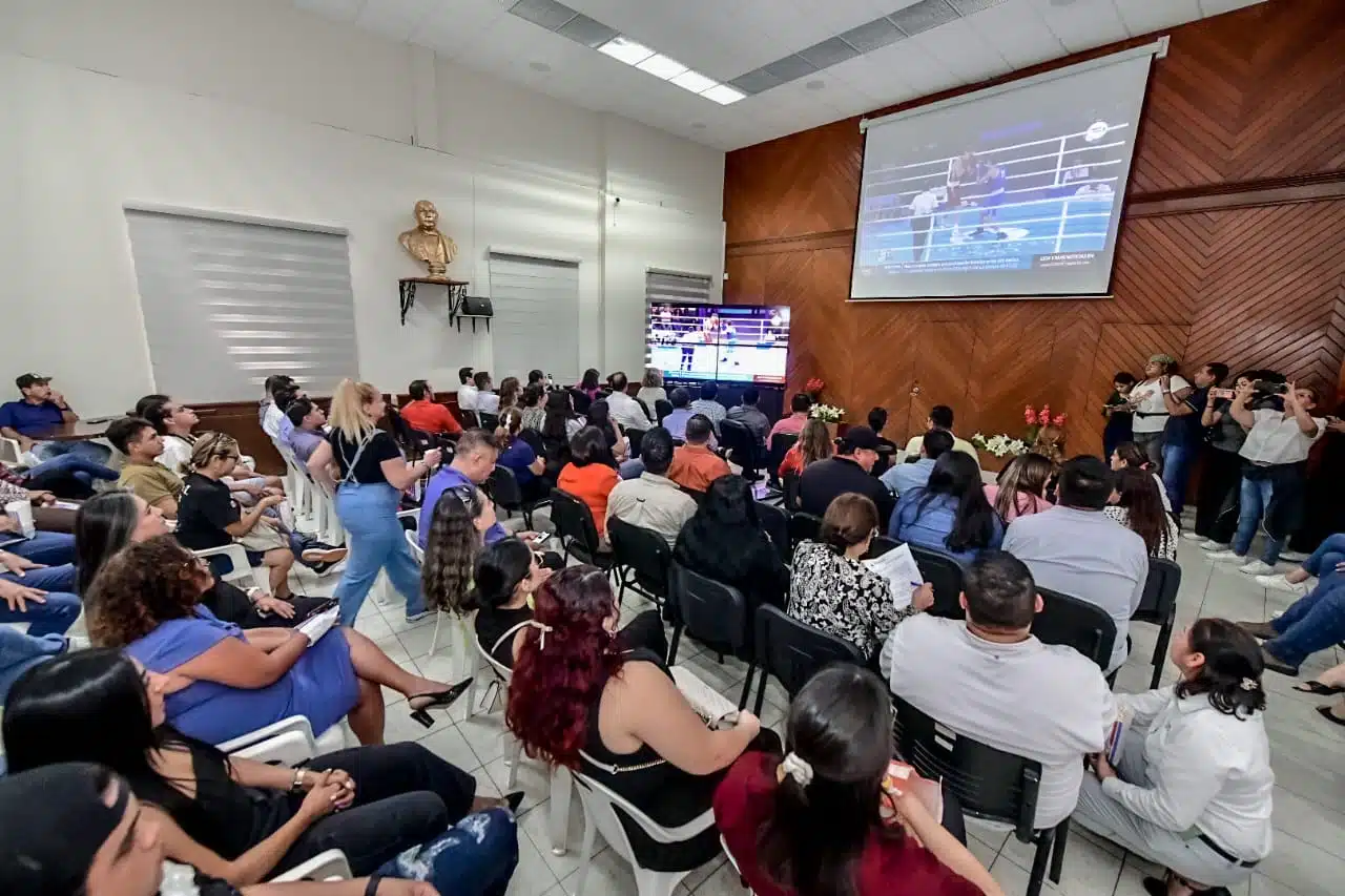 Sala del Cabildo en Mazatlán proyectando la pelea de Marco Verde en París 2024