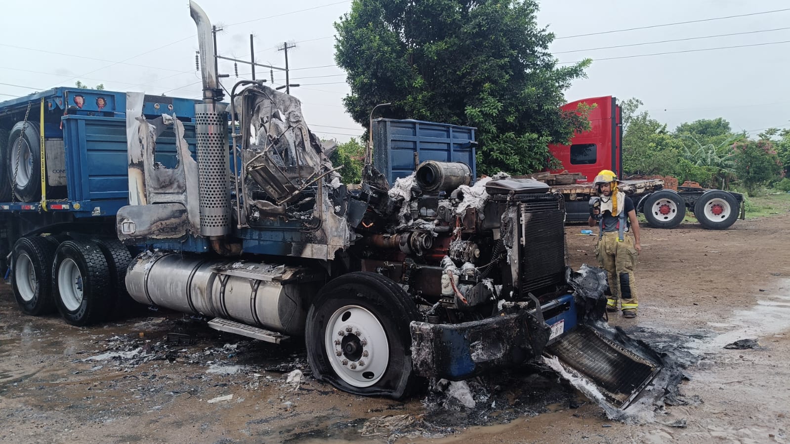 Se incendia tractocamión estacionado al sur de Mazatlán