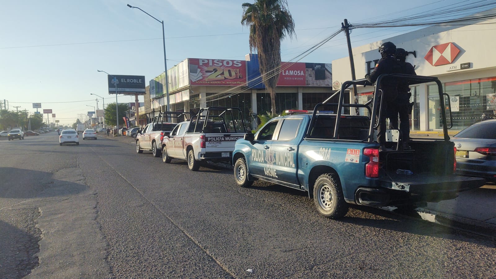 Vehículos de la Secretaría de Seguridad y Protección Ciudadana en operativo y patrullaje en la ciudad de Los Mochis
