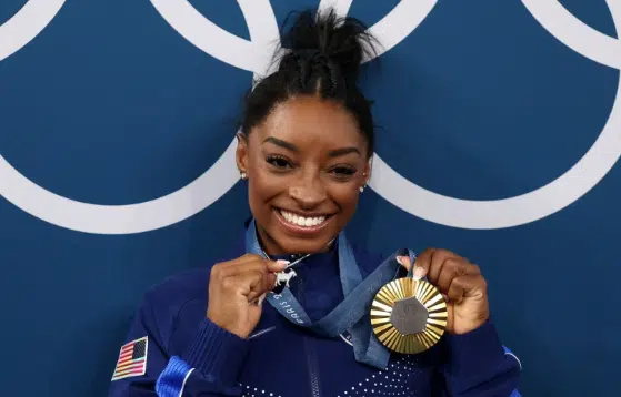 Reaparece la madre biológica de Simone Biles tras triunfo en París 2024