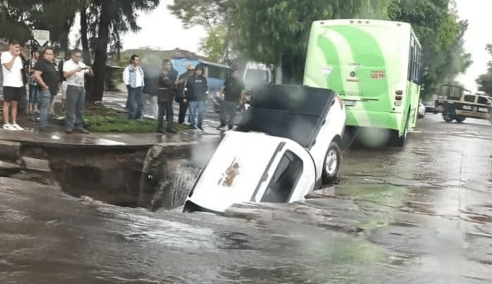 VIDEO: Se abre mega socavón y deja camioneta atrapada en Ecatepec, Edomex