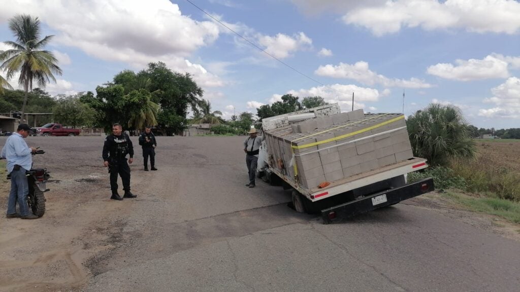 Socavón en carretera de El Ranchito a El Ébano