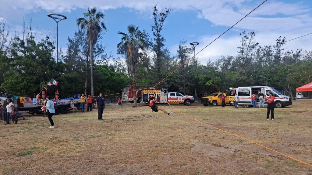 Actividades al aire libre durante un taller realizado por Protección Civil de Mazatlán