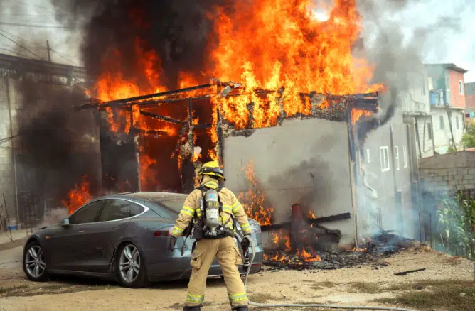 Un vehículo Tesla y una vivienda son consumidos por el fuego en colonia de Tijuana: VIDEO