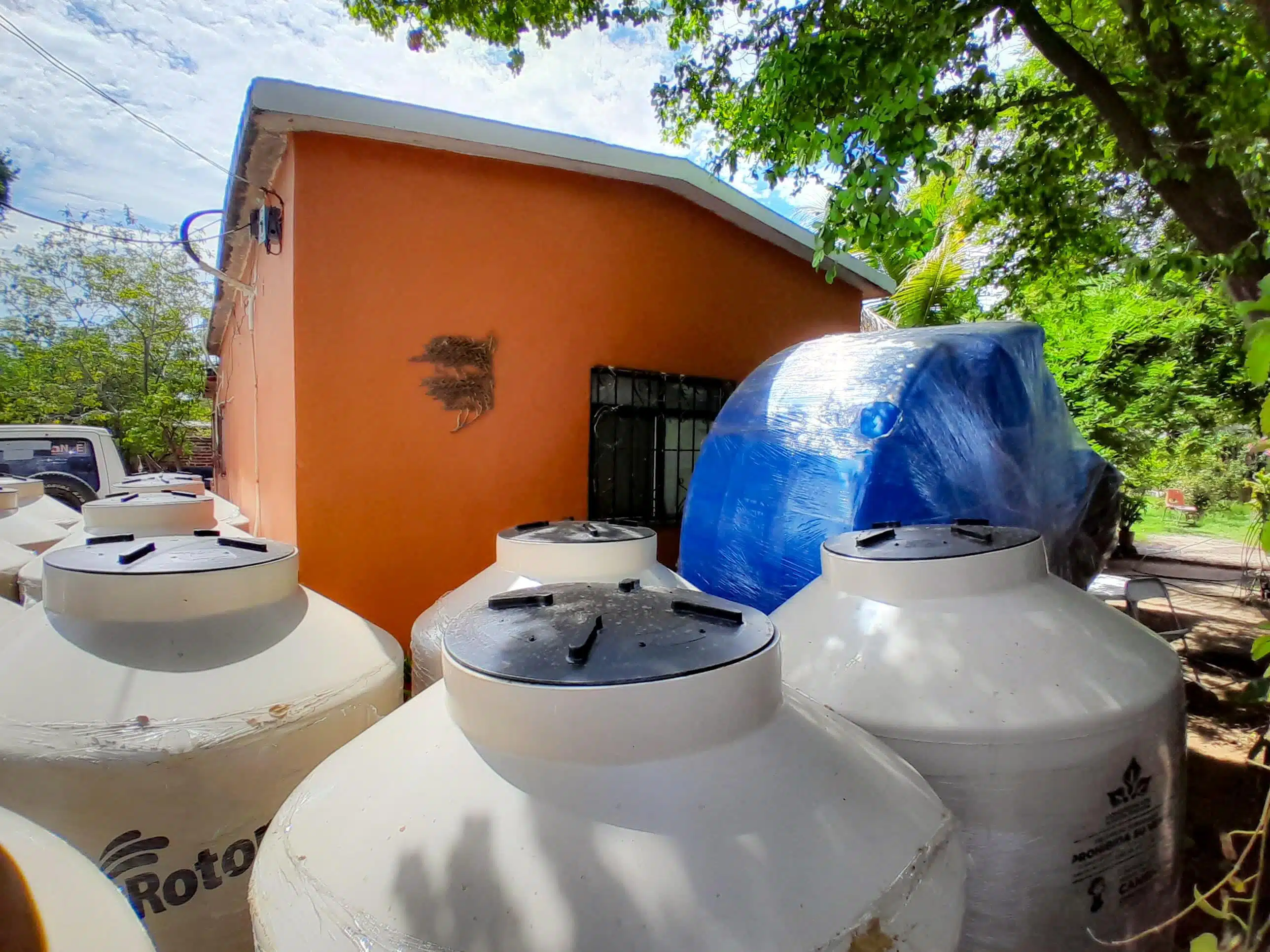 Entrega de tinacos por parte del Ayuntamiento de El Fuerte y la Congregación Mariana Trinitaria