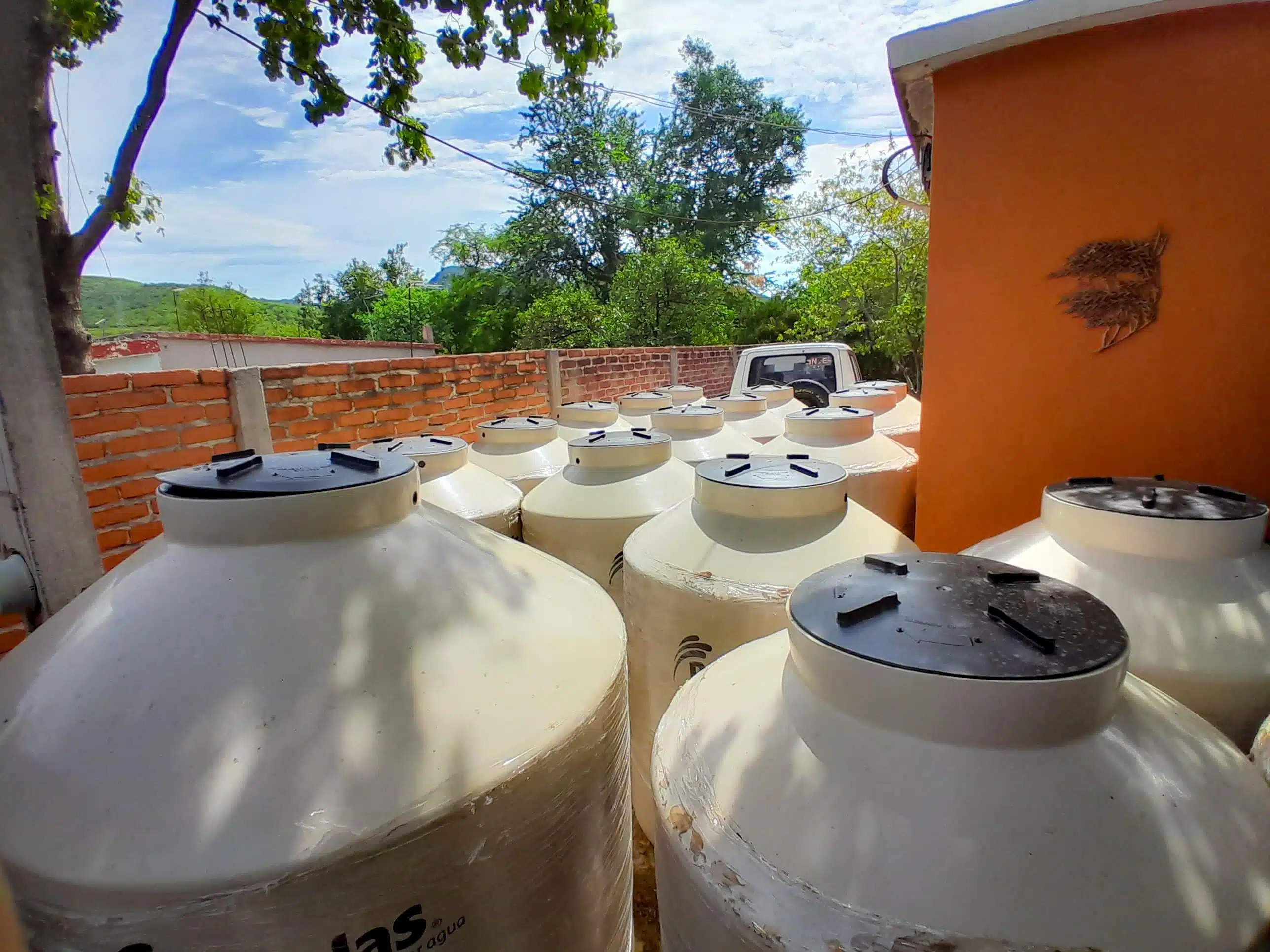 Entrega de tinacos por parte del Ayuntamiento de El Fuerte y la Congregación Mariana Trinitaria