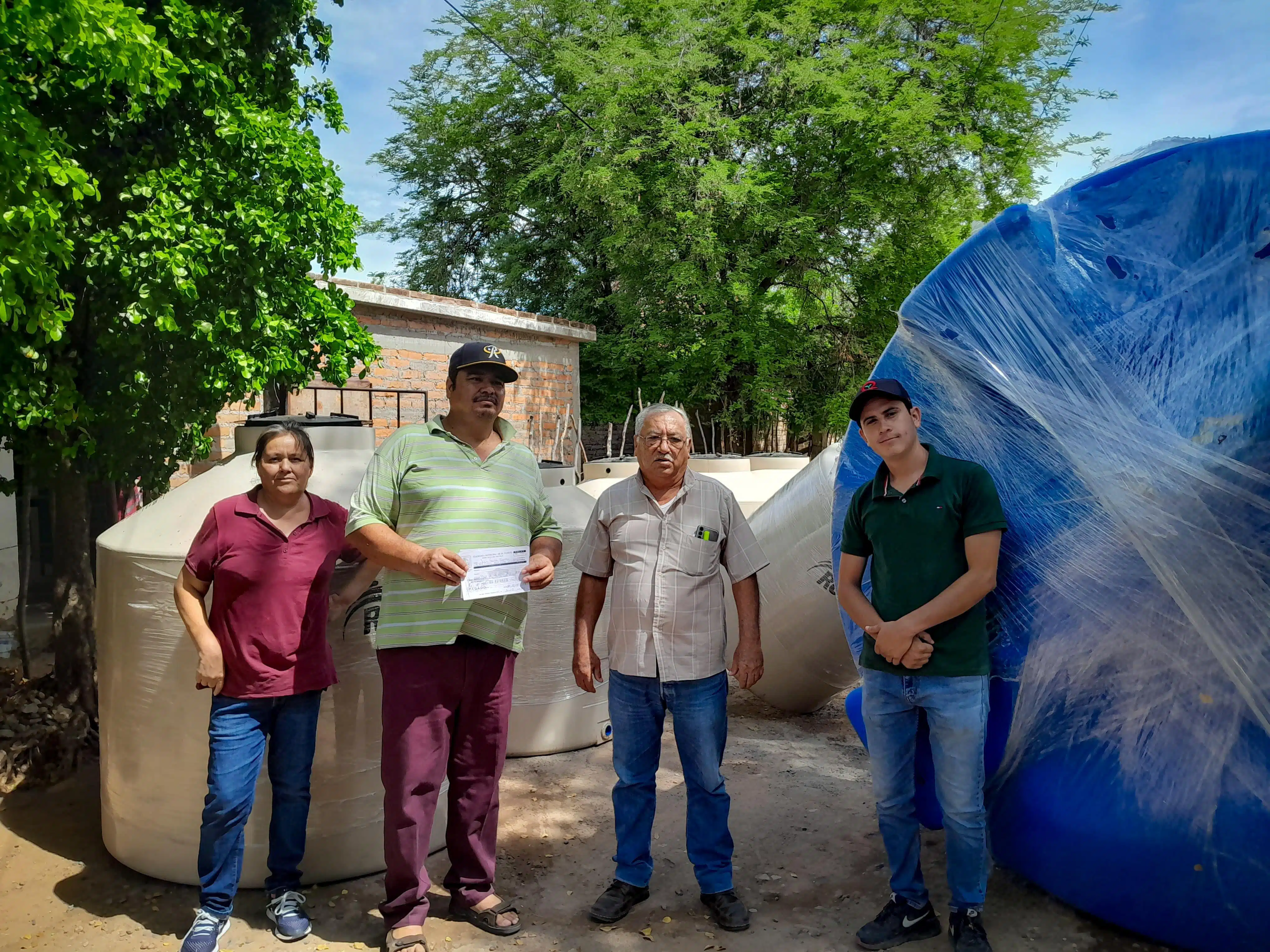 Alcalde Gildardo Leyva presente en la entrega de tinacos en San Blas