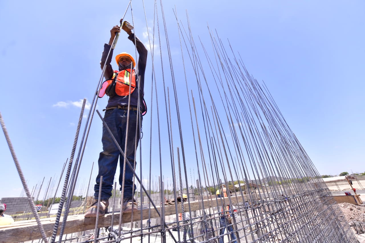 Albañil en plena obra bajo los rayos del sol