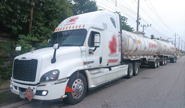 Tractocamión con doble semirremolque cargado de diésel