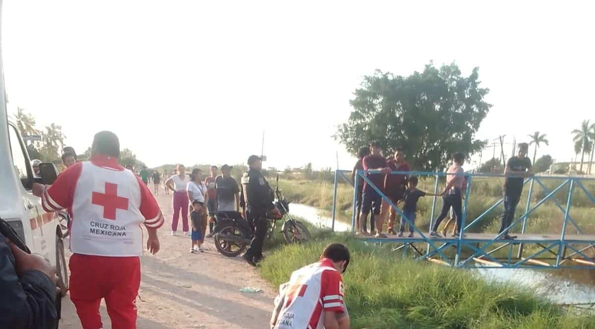 Elementos de la Cruz Roja acuden al sitió donde se registró el incidente