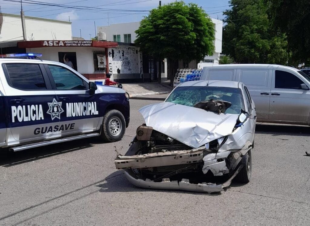 Tras aparatosa carambola vehículo se impacta contra carreta de mariscos en Guasave