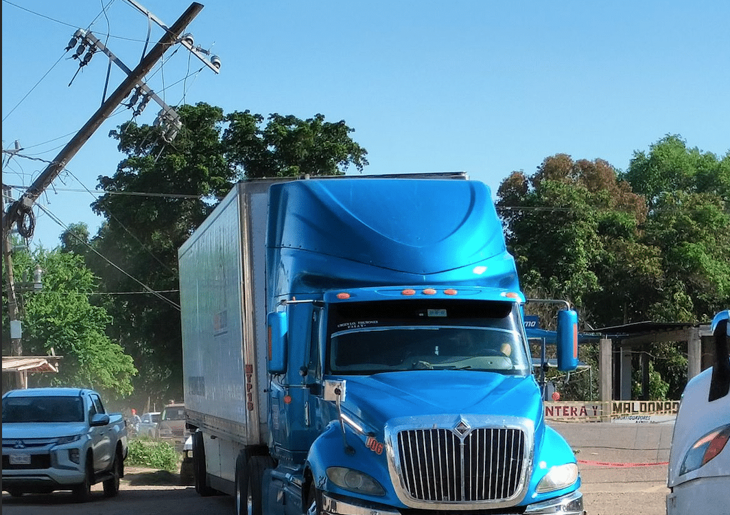 Tráiler derriba cables de un poste de la CFE