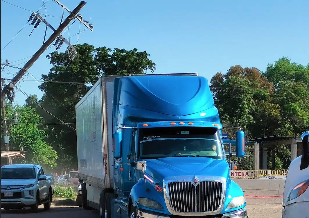 Tráiler derriba cables de un poste de la CFE