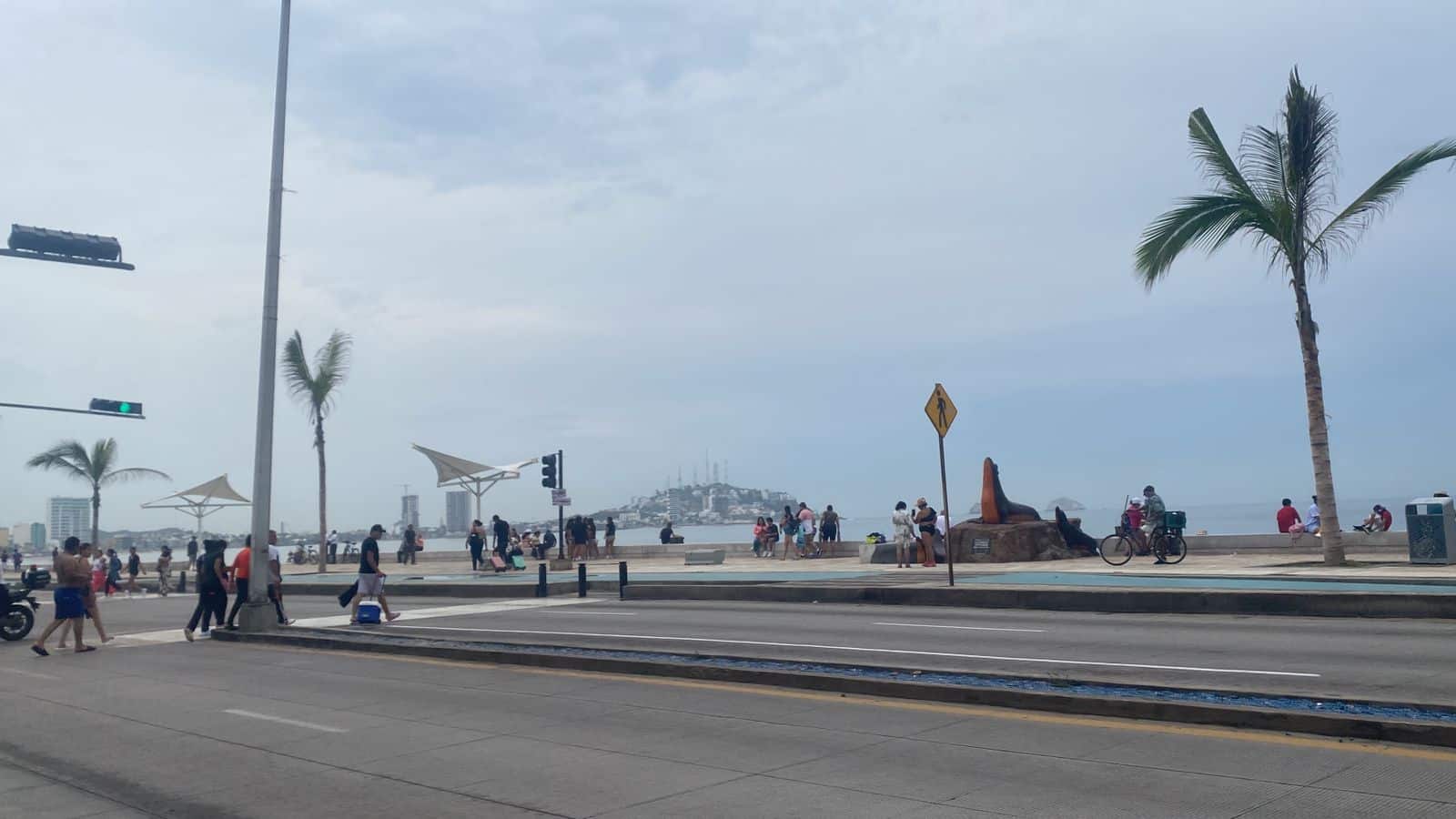 Turistas en el malecón de Mazatlán