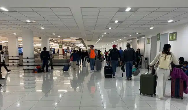 Turistas en el aeropuerto