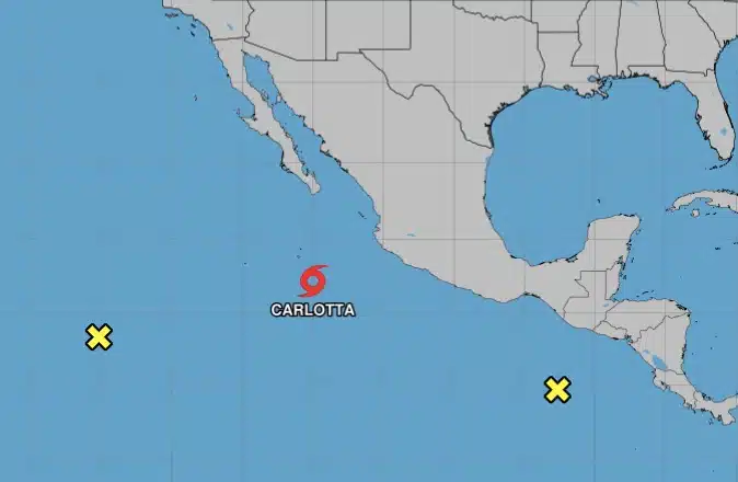 Ubicación de los sistemas tropicales en vigilancia por el NHC, Carlotta se encuentra al centro y está flanqueada por dos zonas de baja presión con probabilidad ciclónica