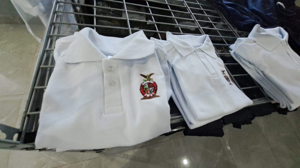 Canje de uniformes escolares