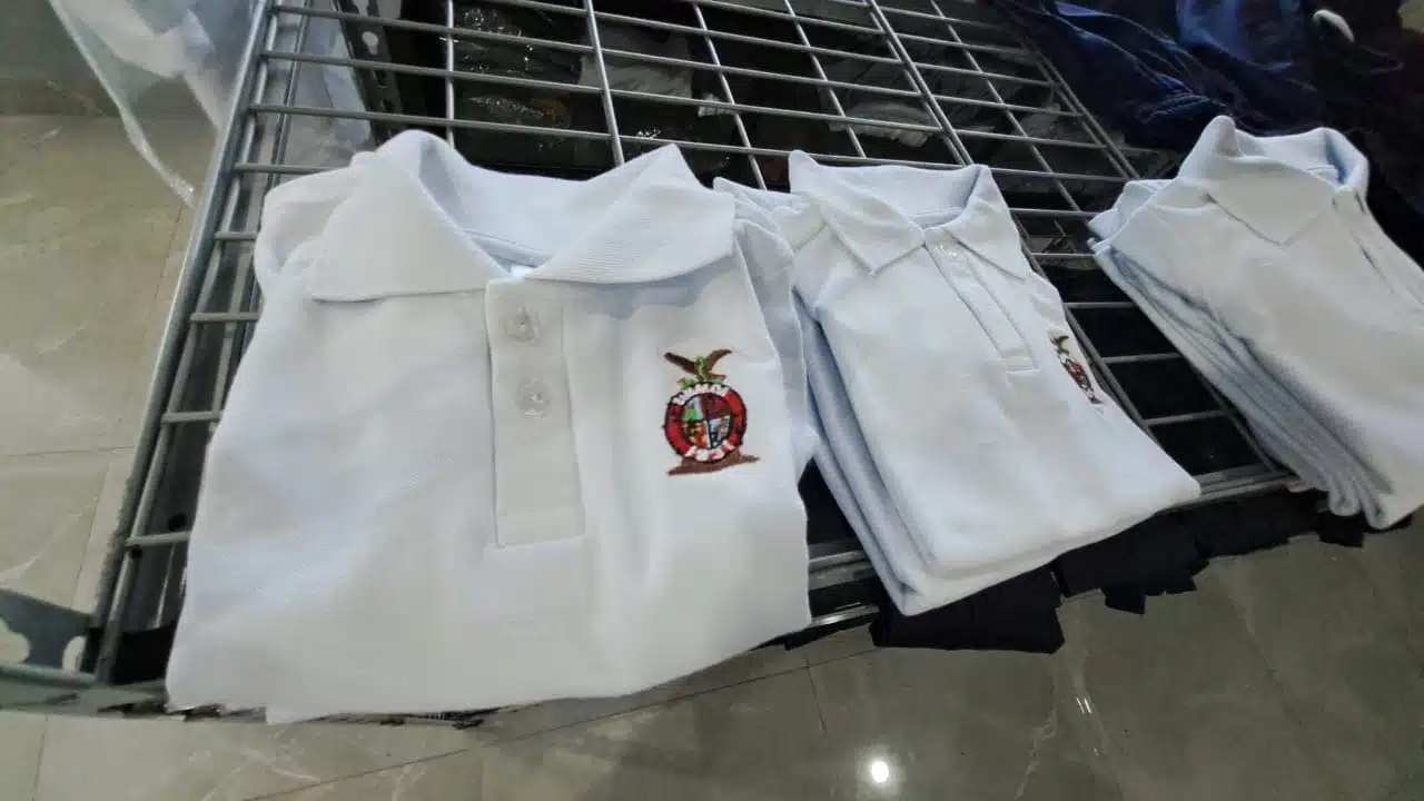 Uniformes escolares parte del programa de canje gratuito