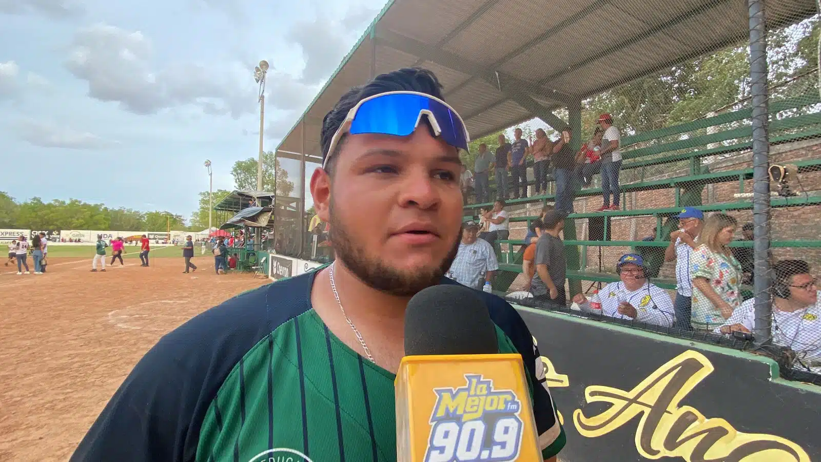 Usiel Valenzuela en entrevista a nivel terreno de juego