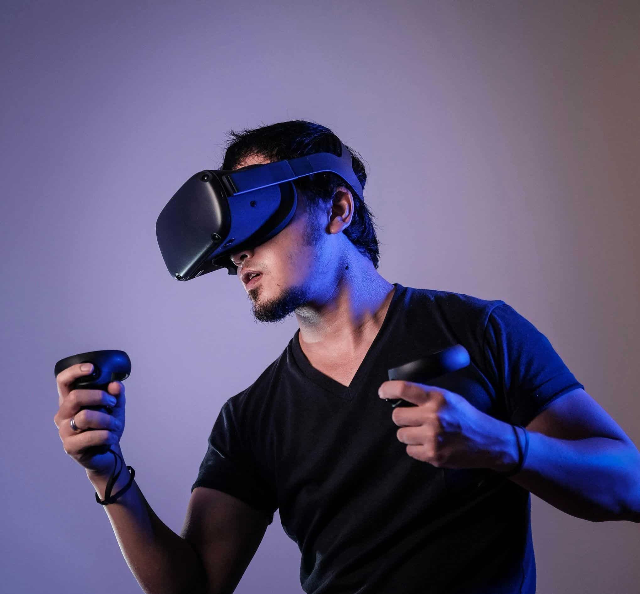 Hombre con lentes de Realidad Virtual