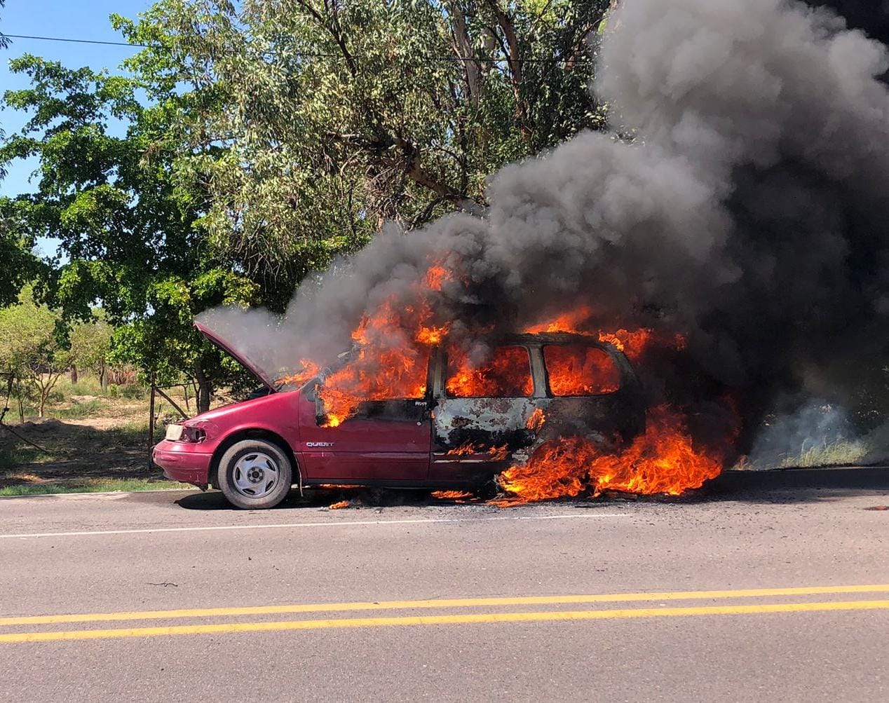 Vagoneta en llamas por carretera estatal Los Mochis-Villa de Ahome