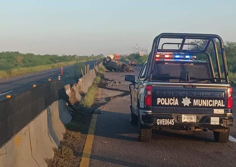 Vagoneta se impacta contra muro de contención y vuelca en la México 15 en Guasave