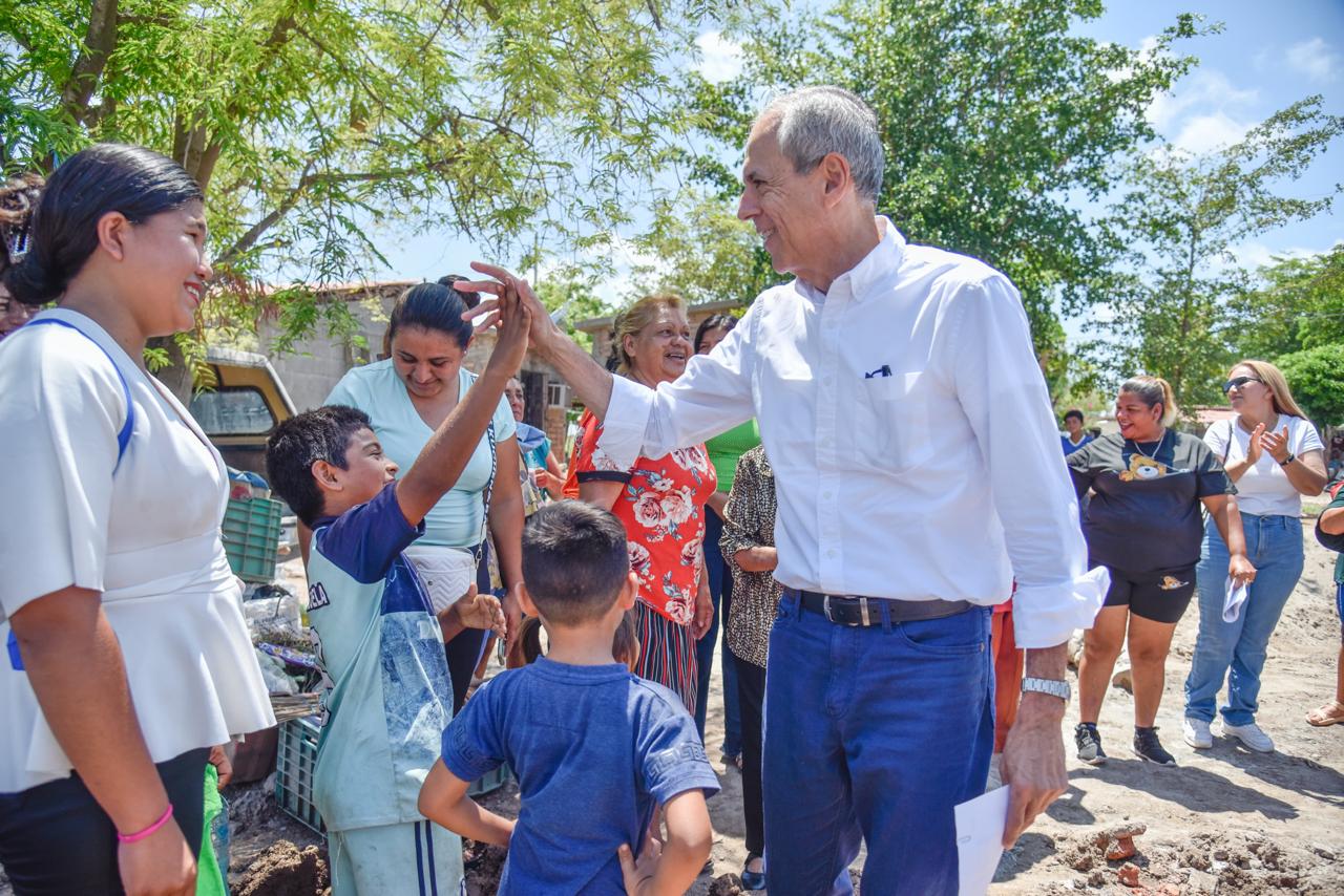 Gerardo Vargas con vecinos de Las Grullas