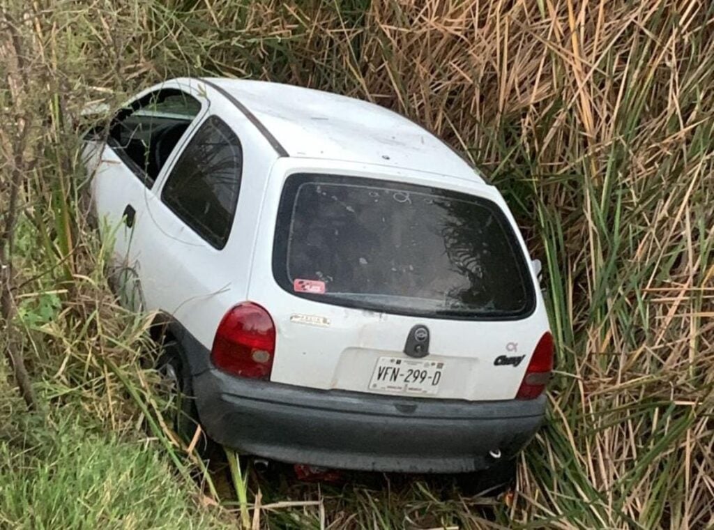 Vehículo dentro de un dren en Guasave