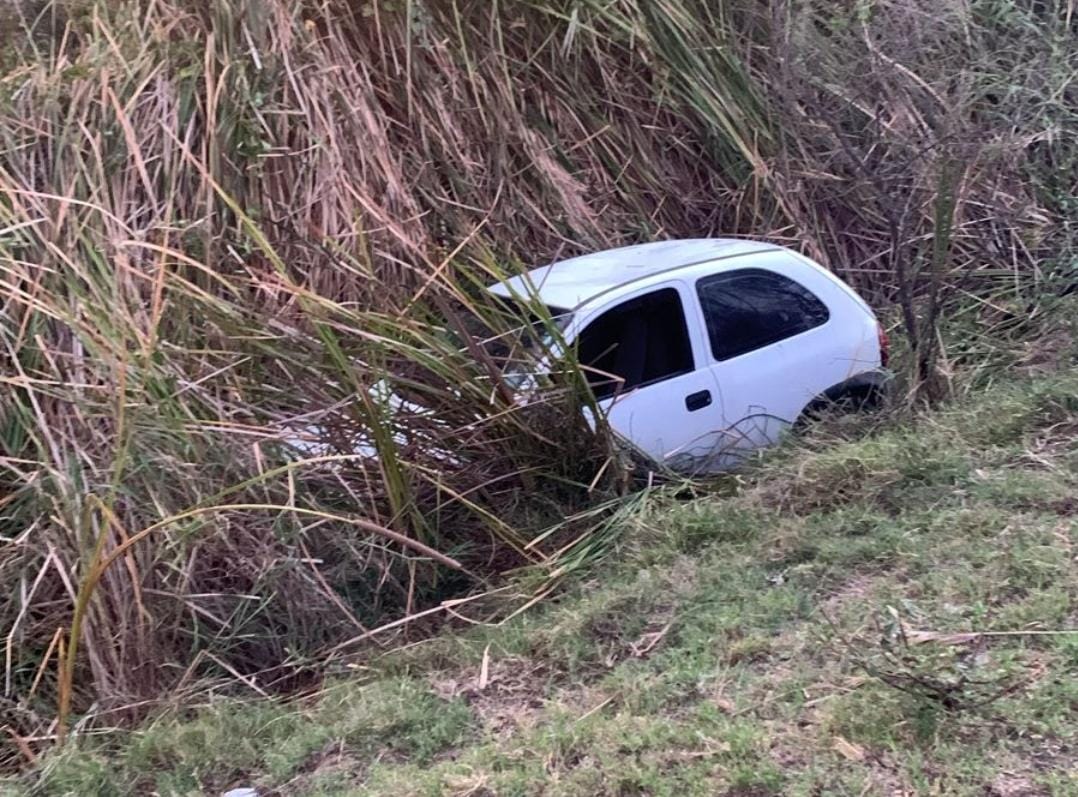 Vehículo dentro de un dren en Guasave