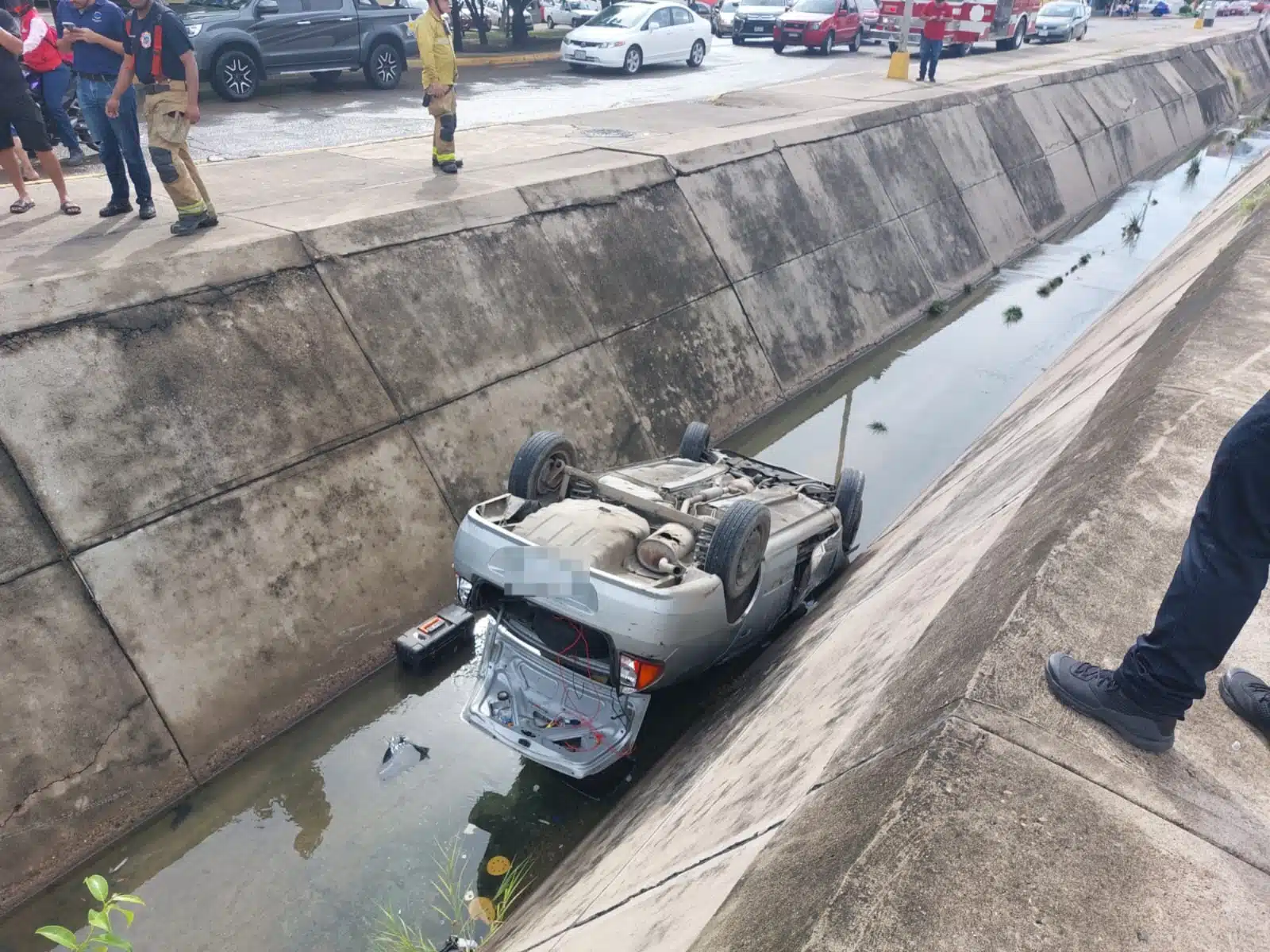 Vehículo cae en canal pluvial en Mazatlán