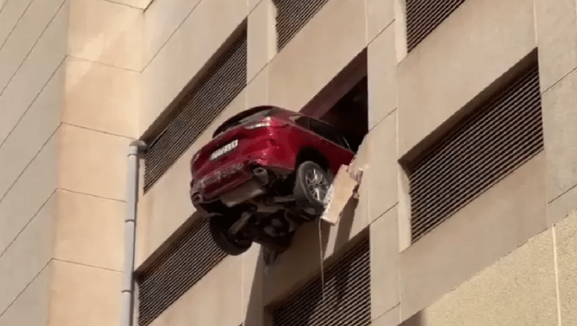 VIRAL: ¿Cómo pasó? Vehículo queda colgando desde el tercer piso de un estacionamiento en España
