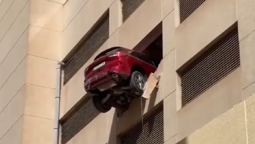 VIRAL: ¿Cómo pasó? Vehículo queda colgando desde el tercer piso de un estacionamiento en España